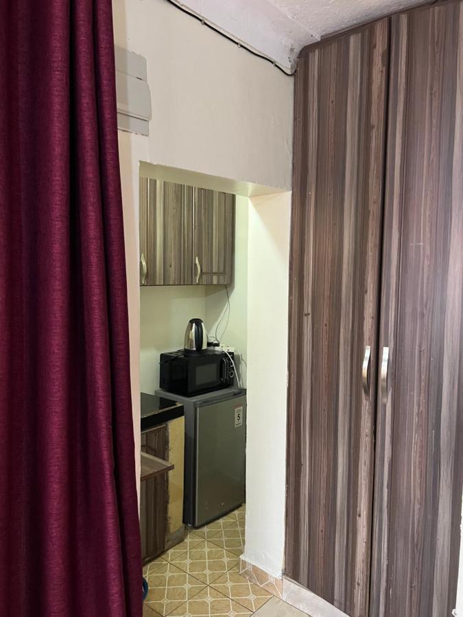 Lark Suites -Bukoto Kampala Bagian luar foto