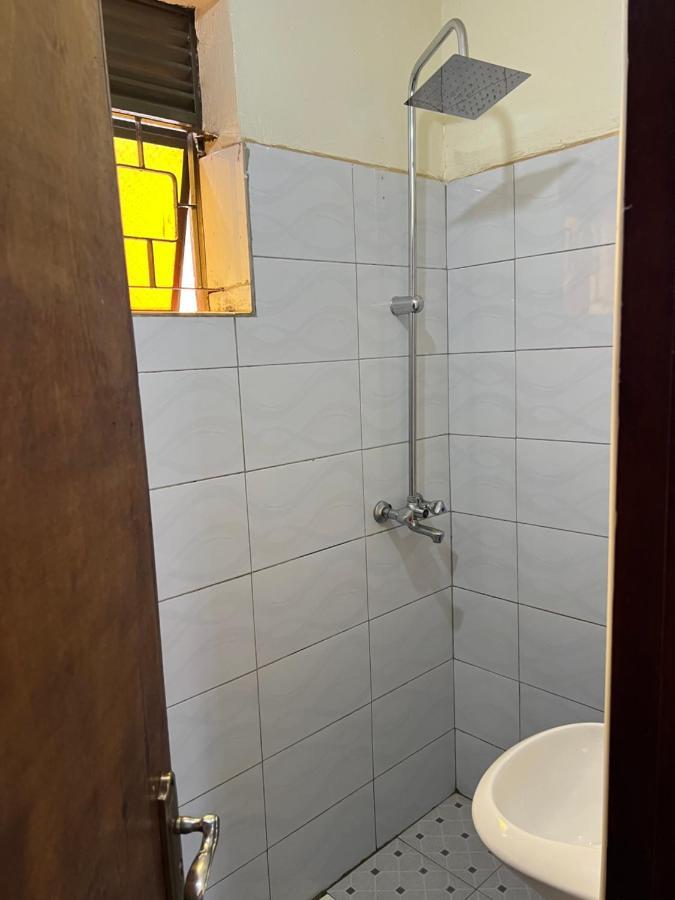 Lark Suites -Bukoto Kampala Bagian luar foto